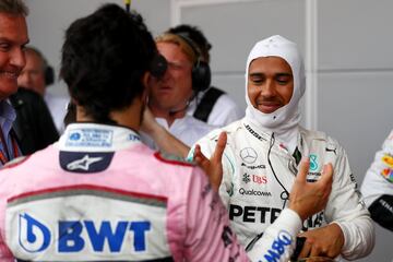 Lewis Hamilton y Sergio Pérez se felicitan al terminar la carrera.