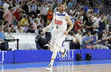 El alero argentino fich¨® por el Baskonia en 1999, aunque pas¨® la temporada 2000-01 cedido en el Manresa (LEB Oro). En Vitoria gan¨® dos Copas del Rey (2002 y 2004), una Liga Endesa (2002) y fue el MVP de la ACB en el curso 2003-04. Ese verano se march¨® a la NBA donde estuvo ocho temporadas (Chicago Bulls, Sacramento Kings y Philadelphia Sixers) antes de volver a Europa. Vivi¨® una segunda etapa en el Baskonia (2012-14) y despu¨¦s se comprometi¨® con el Real Madrid, donde cerrar¨ªa su carrera profesional en 2017. Con el Madrid gan¨® la Euroliga en 2015 (fue el MVP), adem¨¢s de dos Ligas (2015 Y 2016), tres Copas (2015, 2016 y 2017), una Supercopa en 2014 y la Intercontinental de 2015. Otro de los integrantes de la generaci¨®n dorada del baloncesto argentino: oro ol¨ªmpico en Atenas 2008 y plata en el Mundial de 2002.