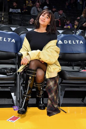 La cantante espa?ola nacida en San Clemente de Llobregat, Aitana Oca?a, disfrutando del duelo entre los Angeles Lakers y los Chicago Bulls.