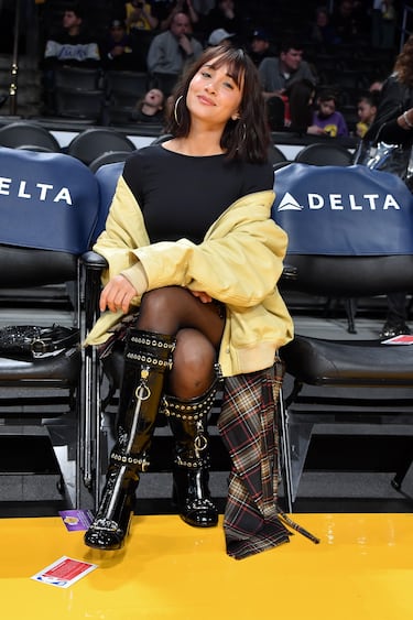 La cantante española nacida en San Clemente de Llobregat, Aitana Ocaña, disfrutando del duelo entre los Angeles Lakers y los Chicago Bulls.