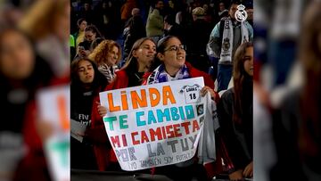 Los aficionados la aplaudieron y le pidieron su camiseta.