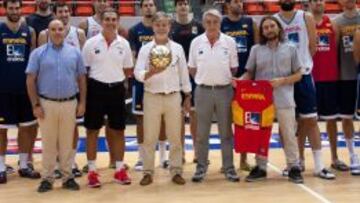 Pedro Santisteve, alcalde de Zaragoza, visitó a la Selección.