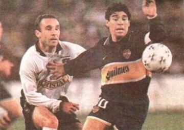 Marcelo Espina y Diego Armando Maradona en el Colo Colo-Boca de 1997.