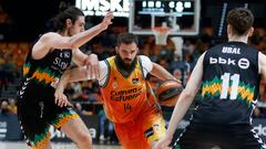 VALENCIA, 22/04/2023.- El pívot del Valencia Basket Bojan Dubljevic (c) intenta escaparse de Giorgios Tsalmpouris (i), del Bilbao Basket, durante el partido de baloncesto correspondiente a la Jornada 27 de la Liga Endesa disputado hoy sábado en el pabellón de la Fuente de San Luis. EFE/Miguel Ángel Polo
