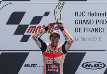 Marc Márquez celebrando en el pódium la victoria en el Gran Premio de Francia de Moto GP.