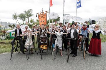 Aficionados con trajes regionales animando en la etapa Pau-Peyragudes.