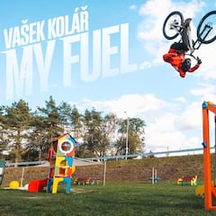 Vašek Kolář y su bici, dignos discípulos de MacAskill y Wibmer