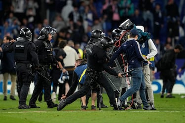 Vergüenza absoluta: invasión de campo en el festejo del Barça