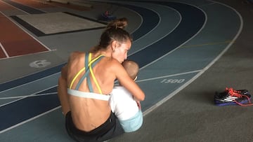 Isabel Mac&iacute;as posa con su hijo, que naci&oacute; en noviembre de 2017, en una pista de atletismo, antes de que ella se entrene.
 