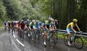 Vincenzo Nibali a la cabeza del pelotón. 