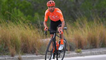 Patrick Bevin rueda durante un entrenamiento con el equipo CCC.