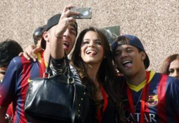 Bruna Marquezine, novia de Neymar junto a unos amigos del brasileño durante la presentación del jugador.