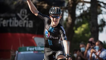 Storer celebra el triunfo en el Balc&oacute;n de Alicante.