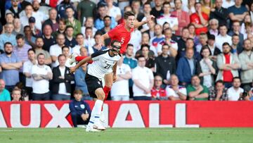 UK01. LEEDS (REINO UNIDO), 07/06/2018.- John Stones (d-arriba) de Inglaterra y Marco Ureña (i) de Costa Rica en acción hoy, jueves 7 de junio de 2018, durante el partido amistoso internacional entre Inglaterra y Costa Rica, en el estadio Elland Road de la ciudad de Leeds (Reino Unido). Costa Rica disputará el Mundial de Rusia 2018 en el grupo E junto a las selecciones de Brasil, Serbia y Suiza, mientras que la selección inglesa enfrentará a Bélgica, Panamá y Túnez en el grupo G. EFE/Paul Chesterton/PROHIBIDO SU USO EN REINO UNIDO E IRLANDA