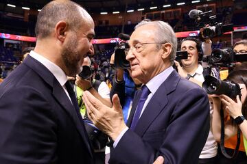 Florentino Pérez, presidente del Real Madrid, con Chus Mateo, entrenador del conjunto blanco.