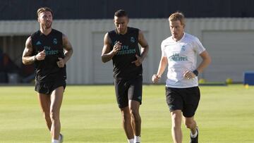 CAL101. WESTWOOD (CAL, EE.UU.), 20/07/2017. El entrenador del Real Madrid (d) corre alrededor del campo con Sergio Ramos (i) y Danilo da Silva (c) durante una práctica de equipo hoy, jueves 20 de julio de 2017, en la Universidad de California en Los Ángeles (UCLA) en Westwood, California (EE.UU.). EFE/Armando Arorizo