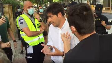 El presidente del Betis se presenta, sin mascarilla, ante las protestas de los aficionados