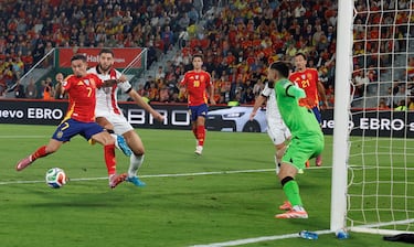 1-0. Gran centro de Pedri a la espalda de la defensa de Georgia para Robin Le Normand. El defensa de la Selección asiste a Yeremy Pino, que solo tiene que empujar el balón al fondo de la portería de Giorgi Mamadarshvili.