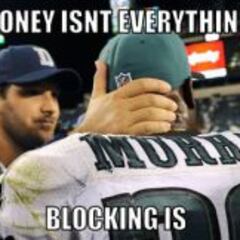 Los Cowboys felicitan a Murray por sus dos yardas de carrera