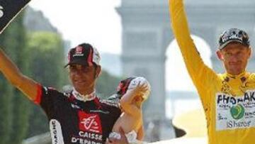 <b>PEREIRO SUBE A LO MÁS ALTO.</b> Tras la confirmación del dopaje, el español Óscar Pereiro será proclamado ganador del Tour.