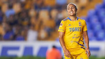 Stephany Mayor se lamenta por fallar una clara en un partido de los Tigres.