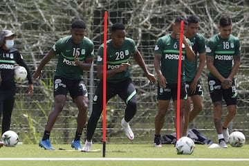 Dorlan Pabón y Andrés Andrade, que arrastraban molestias, participaron sin problemas de los ejercicios, que involucraron trabajos en espacio reducido, reacción y movilidad, además de técnica con el uso de banderines. Todo este ciclo de trabajos estuvo a cargo del preparador físico Carlos Tabares.