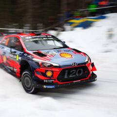 Thierry Neuville sigue dominando en la nieve de Suecia