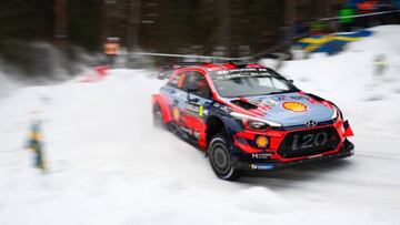 Thierry Neuville sigue dominando en la nieve de Suecia