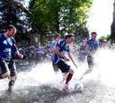 Partido anual de fútbol sobre las aguas del río Windrush