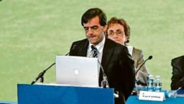 <b>PROBLEMAS. </b>Badiola, ante los accionistas en una junta de la Real.