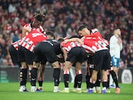 BILBAO, 22/12/2025.- Los jugadores del Athletic Club antes de comenzar el partido de la jornada 17 de LaLiga que Athletic Club de Bilbao y RCD Espanyol disputan este lunes en San Mamés. EFE/Luis Tejido