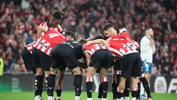 BILBAO, 22/12/2025.- Los jugadores del Athletic Club antes de comenzar el partido de la jornada 17 de LaLiga que Athletic Club de Bilbao y RCD Espanyol disputan este lunes en San Mamés. EFE/Luis Tejido