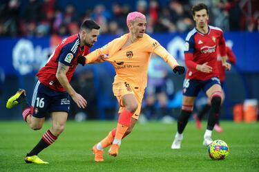Moi Gomez y Griezmann pugnan por un balón.