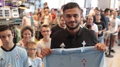 Boufal posa con la camiseta del Celta en la tienda del club.