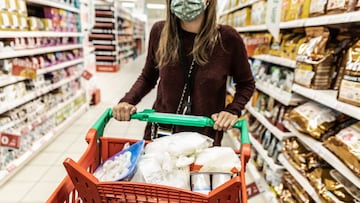 Imagen de una mujer haciendo la compra en un supermercado.