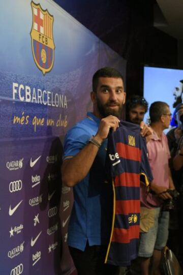 La presentación de Arda Turan en imágenes