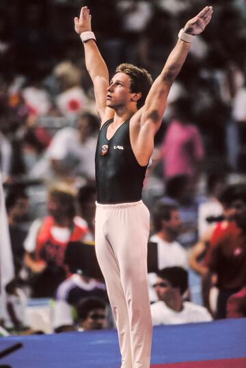 Si hay un deportista que destacó en Barcelona 92 fue Vitaly Scherbo. El gimnasta que representó al Equipo Unificado (el que representó a los atletas de 12 de las 15 exrepúblicas soviéticas) consiguió 6 de 8 oros posibles: concurso completo individual y por equipos, caballo con arcos, anillas, salto de potro y barras paralelas.