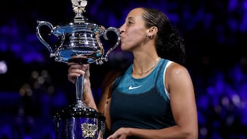 Madison Keys besa el trofeo de campeona del Open de Australia.