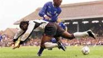 TIENE MIEDO. Melchiot (de pie) no quiere viajar a Tel-Aviv.