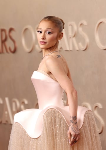 Ariana Grande posa en la alfombra roja del Dolby Theatre.