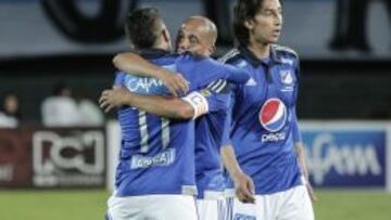 Maximiliano Núñez (de espaldas) fue el mejor jugador de Millonarios en la victoria 0-3 en Tunja.