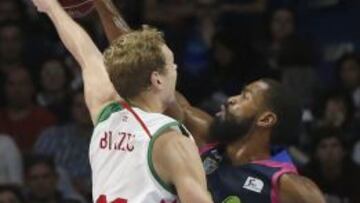 Brandon Thomas, ante Jaka Blazic.