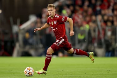 En el mundo del fútbol, el Bayern de Múnich ha ocupado el mayor número de focos. El caso más sonado fue el del centrocampista Joshua Kimmich. El pasado mes de noviembre contrajo el COVID-19 y su equipo le prohibió estar en concentraciones, además de retirar parte de su salario. Se ha conocido que esta enfermedad le ha dejado secuelas en los pulmones, motivo que parece suficiente para el germano y afirmó en una entrevista que recibiría su dosis, ya que ha estado muy indeciso por el miedo y los recelos.
