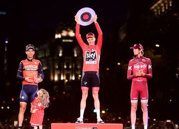 El Ganador de la Vuelta a Espa?a 2017, el ciclista brit¨¢nico del equipo Sky Chris Froome en el podio de la Plaza de la Cibeles de Madrid, tras la ¨²ltima etapa de La Vuelta a Espa?a con salida en Arroyomolinos y meta final en Madrid.
