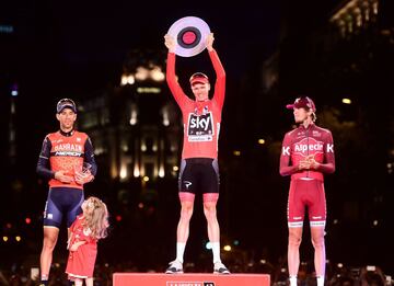 El Ganador de la Vuelta a España 2017, el ciclista británico del equipo Sky Chris Froome en el podio de la Plaza de la Cibeles de Madrid, tras la última etapa de La Vuelta a España con salida en Arroyomolinos y meta final en Madrid. 