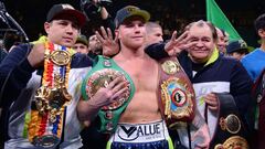 Eddy Reynoso, Canelo Alvarez y Chepo Reynoso tras derrotar a Kovalev.