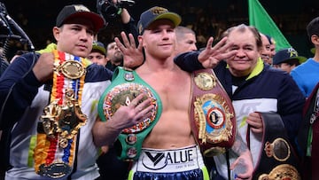 Eddy Reynoso, Canelo Alvarez y Chepo Reynoso tras derrotar a Kovalev.