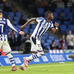 Oyarzabal e Sadiq como os únicos atacantes do time titular do clássico