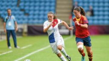 Nuria Garrote pelea por un balón con Kuijpers.