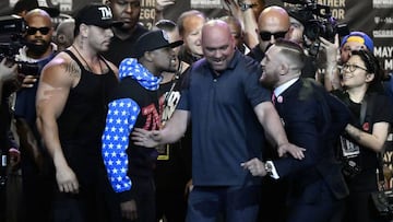 Floyd Mayweather, Dana White y Conor McGregor durante el cara a cara entre ambos en Nueva York.